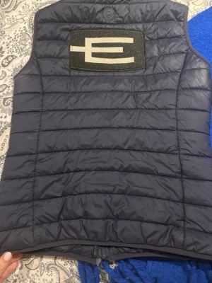 Ridkläder  - Säljer superfina ridkläder som inte längre används. En  marinblå E-loggeväst i storlek xs, har en liten reva under armen men som kan laggas så det inte syns☺️En grå hoodie från spooks i storlek s och en  marinblå ridjacka från Equestrian Stockholm i storlek s, säljes helst som sett