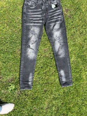 Svarta skinny jeans från Dsquared2 - Säljer ett par svarta skinny jeans från Dsquared2 med slitningar och tvättade detaljer. Jeansen har klassisk femficksmodell, knappgylf och smal passform. Materialet är stretchigt denim som sitter tajt och bekvämt. Priset kan diskuteras 