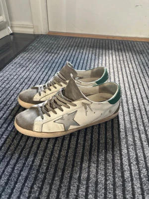 Golden goose - Tja, säljer ett par äkta golden goose i storlek 43 i bra skick, skorna är väldigt fräscha nu till sommaren och är en ger än väldigt mycket komplimanger, sulan har gått upp lite men detta syns inte när man har på sig dom och kommer nog inte gå upp mer än det redan är. Kom privat vid minsta lilla och pris går givetvis att diskutera🍾🍾