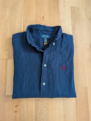 Mörkblå linneskjorta från Ralph Lauren  - Fint skick! Passar ca 165 cm  Hör av dig vid frågor! 