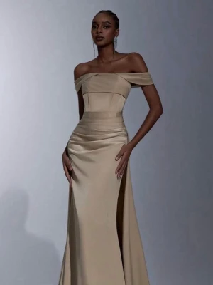 Beige offshoulder långklänning - Hej! Här säljer jag min oanvända klänning då den inte passat mig och returtiden gått ut. Detta är en elegant beige långklänning med offshoulder-design och figurnära passform. Har även snören på ryggen som en inbyggd korsett, vilket ger en mer snatched look! Orginalpriset på klänningen var 1100kr.