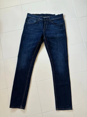 Nya Dondup George jeans w33 - Superfina snygga eleganta och eftertraktade helt nya Dondup George jeans i w33 nyaste modellen (43 cm breda och 104 cm total längd). Sjukt schyssta som nya och inga hål eller fläckar! Tveka inte vid minsta fråga eller fundering och prins ej hugget i sten.