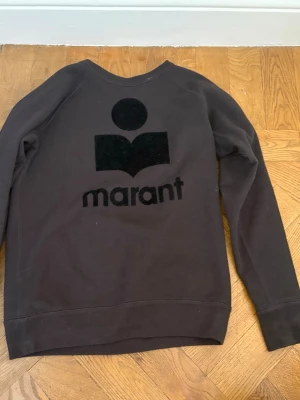 Svart tröja från Isabel Marant - Så fin marant tröja jag knappt fått användning av, säljer en likadan i lila. Tröjan är i jättefint skick! 