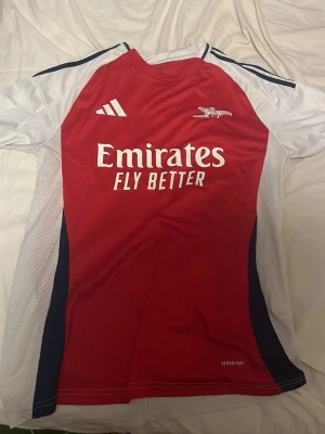 Röd och vit Adidas sporttröja XL - Säljer en sportig Adidas tröja i storlek XL men den passar som L  