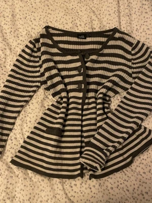 Grå randig stickad babydoll top - Vit/grå randig babydoll stil stickad tröja/kofta, Står strl M men passar också S