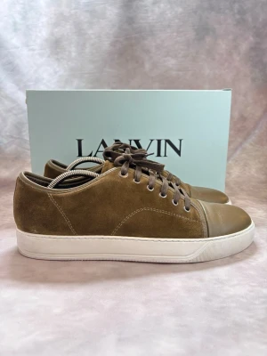 Lannvin Skor - Stl Uk 9/ 43 - Riktigt schyssta Lanvins i Brun färg! Mycket bra skick: 9/10, lätt slitna under sulan | Storlek 9 som passar Stl 43 | Nypris: ca 4500kr | Ingår vid köp: Skorna | Hör av dig vid frågor! 🏖️🙌