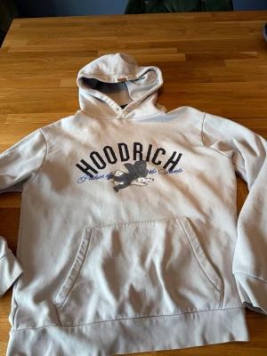 Hoodrich - Säljer en hoodrich hoodie skulle säga att den e grå ish. Den har även en logga där bak. Riktigt snygg hoodie! Passar till mycket.