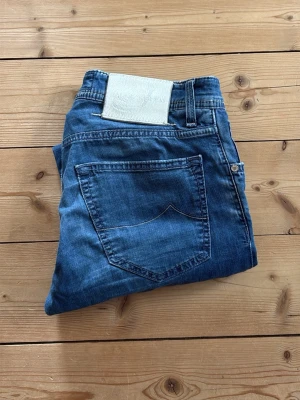 Jacob Cohen W30 - Säljer Jacob Cohen jeans i storlek: W30. Sommarversion, lite tunnare och extremt sköna. Äkta. Skriv för frågor, pris förhandlingsbart. Nypris: +-6000kr