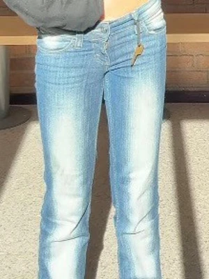 kvarg jeans - säljer mina ”kvarg jeans” från weekday i storlek 26/32. De har inga större deffekter förutom en större slitning längst ner i ena änden av benet men det syns inte när man har på sig byxorna. Jag är 164cm och de når ner under mina hälar💖