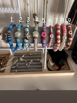 Handgjorda somriga armband😊🩷 - Säjer armband (per st). Medela mig vilket nummer på armband du vill ha!💕 (går att köpa fler samtidigt) 1 st för 19kr. 3 st för 50kr. 6 st för 80kr.