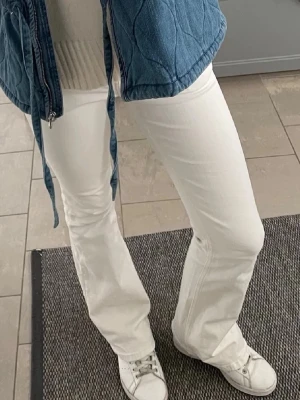 Snygga vita jeans  - Lågmidjade jeans ifrån Gina tricot☺️stretchiga och passar många! Kontakta gärna vid prisförslag eller frågor☺️Inga tecken på användning 