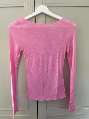 Ginatricot 14+ rosa longsleeve top - Rosa långärmad topp från GinaTricot i storlek S 🩷. Aldrig använd med prislappen kvar. Mjuk, tunn och stretchig modell.