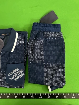 LV sommar set - Snygga mörkblå shorts från Master Pattern Design med vitt grafiskt mönster och vita kanter. Perfekta för sommaren med en avslappnad passform och elastisk midja. Stilsäkra och bekväma för en trendig look.