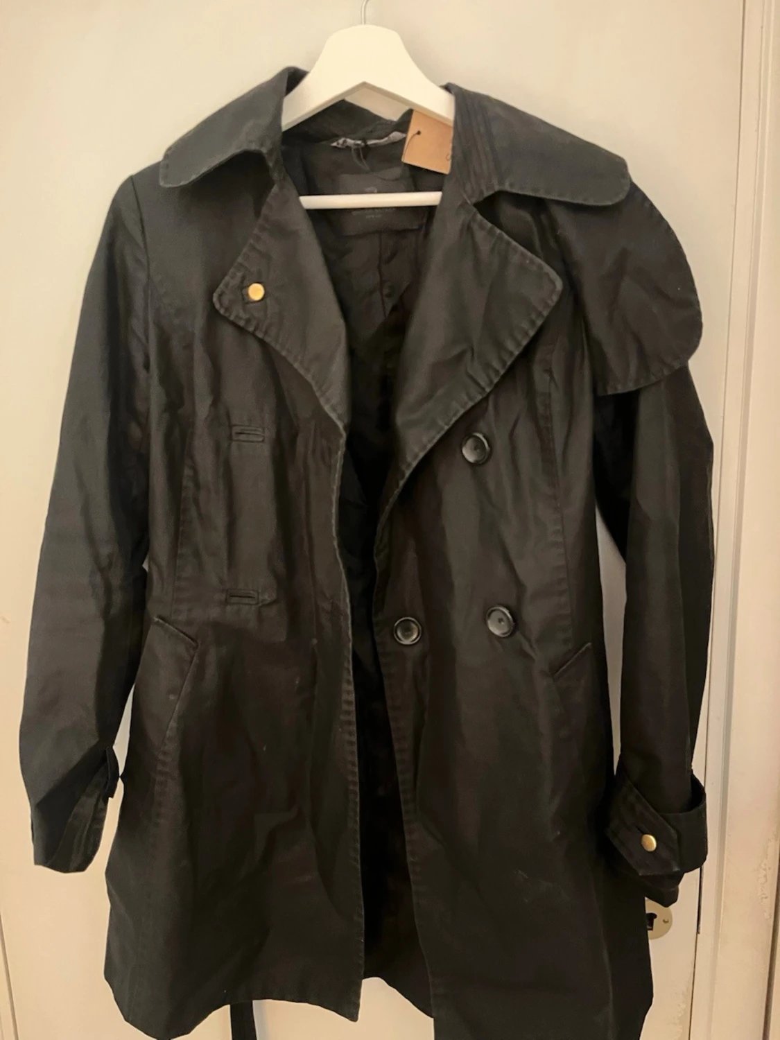 Svart trenchcoat med bälte