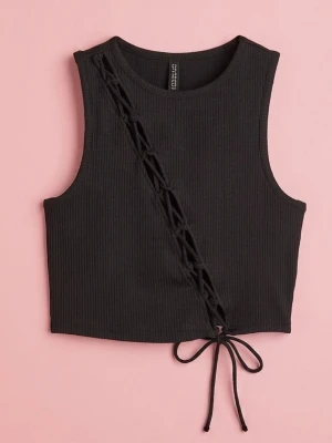 Svart ribbad linnetopp med snörning - Säljer en svart croppad linnetopp från H&M med ribbad struktur och snörningsdetalj i diagonal över framsidan. Toppen är ärmlös och har en snygg knytning längst ner.  Köpt för 149 men inte använd.