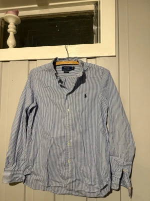 Polo Ralph lauren skjorta  - Hej! Säljer en polo Ralph lauren skjorta i slim fit storlek 16. Den är i ny skick.