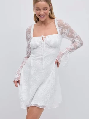 Lace dress från Gina Tricot - Superfin vit klänning från Gina Tricot med transparenta spetsärmar och fyrkantig ringning. Klänningen har knytning framtill och är dekorerad med blommig spets. Perfekt för sommarens tillfällen eller för skolavslutning och studenten. Klänningen är bara testad och orginalpriset är 499kr.💕