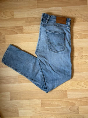 Replay Jeans - W32 - Anbass - Snygg passform med stretch och en modern slim fit som sitter bekvämt. Byxorna är använda men i fint skick utan större anmärkningar. Perfekta till både vardag och mer uppklädda outfits.  ✔️ Original Replay Jeans ✔️ Ljusblå tvätt ✔️ Bekväm passform ✔️ Fint använt skick  Skickas snabbt och väl emballerat. Hör gärna av dig om du vill ha mått eller fler bilder.  