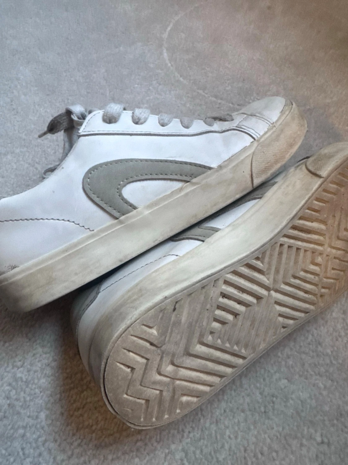 Vita sneakers med grå/beiga detaljer - 3