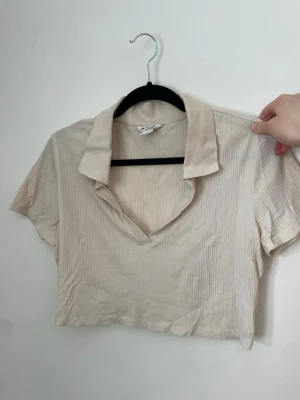 Beige croppad topp från Monki - Min bästa utgångs-topp. Bekväm, snygg och perfekt längd. Man kan fortfarande dansa i den med händerna uppsträckta utan att man visar hela härlighete(rna).