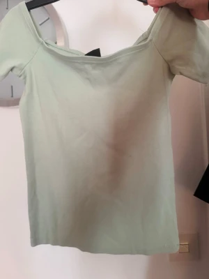 Mint grön topp från Gina Tricot - Snygg ljusgrön topp från Gina Tricot i storlek XS 