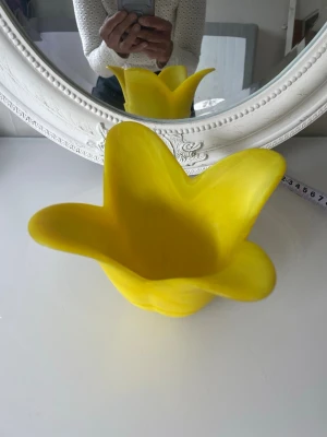 Tulpanvas i glas - .Vacker Tulpanvas med en klargul färg på glaset med vackra färgskiftningar både på in- och utsidan,  Skålen är formad som en blomma med fyra blad. 