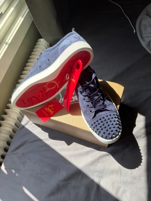 Christian Louboutins Med Kvitto - Mörkblå Christan Louboutin skor i storlek 46 med den sällsynta färgmixen med mörkblå och den snygga vita sulan. Det som medföljer när du köper skorna är kvittot, kortet, skohornet och en dammpåse för förvaring av skorna. Vid övriga frågor är det bara att kontakta mig.