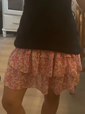 Blommig volangkjol Designbysi - Supersöt kort kjol med blommigt mönster, storlek S. Stretchig material, passform XS-M, inga shorts under kjolen🌸🩷👸