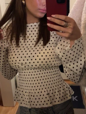 Vit prickig blus med smockdetalj - Vit prickig blus från ginatricot🩷