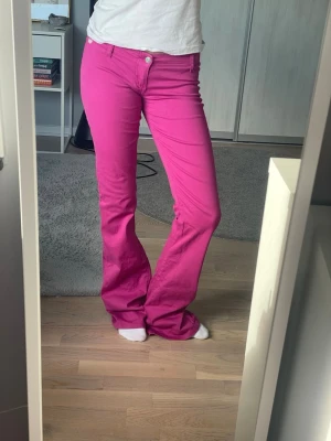 Rosa low waisted bootcut ljeans! - Rosa Lågmidjade bootcut jeans. Midjemått 38 men stretchiga. Perfekta för dig som vill sticka ut med färg och gillar retrovibbar.