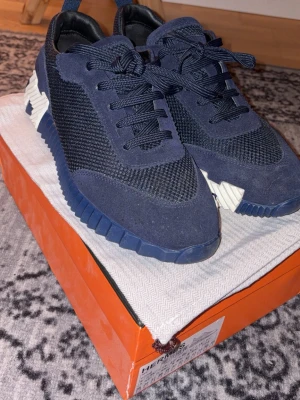 Mörkblå H skor - Snygga mörkblå sneakers från H, snabb affär. Bra skick perfekt inför sommaren. Stiliga skor. Box tillkommer