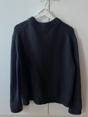 Arket stickad tröja - Arket stickad tröja, mörkblå, storlek S, regular fit.
