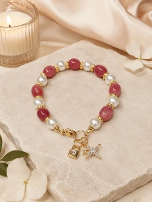 Armband med jordgubbskvarts - Underbart armband med kristaller av jordgubbskvarts och vaxade vita glaspärlor. Vackra mellandelar av 18k guldpläterat rostfritt stål och även hängen i samma fina material. Ca 18 cm. Handgjort av mig. Endast ett exemplar.