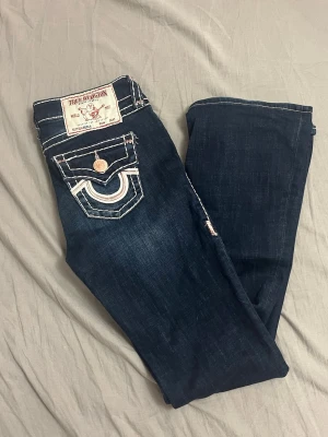 Ture religon jeans - Ett par superfina Ture religon jeans i mid rise, i storlek W25. Ny pris 2500 och är slutsålda💕