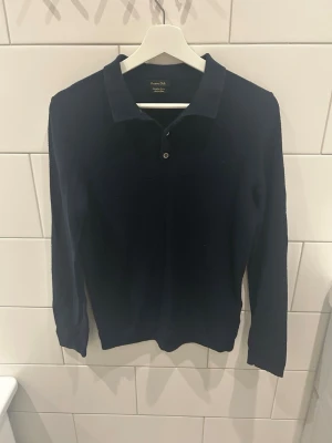 Mörkblå Massimo Dutti Polotröja  - Mörkblå polotröja ifrån Massimo Dutti Storlek: S Nypris: 900 SEK Passform: Normal Skick: Bra skick, bara en liten lagning på ryggen (bild 5) Skickas inom 24h😁