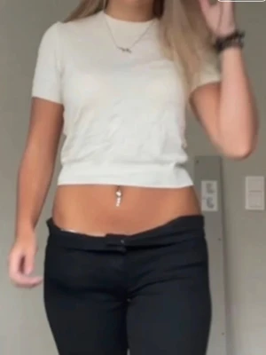Beige croppad t-shirt - Så söt beige/vit croppad t-shirt 💘💘