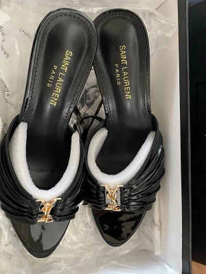 Svarta Saint Laurent klackmules - Säljer dessa snygga klackar, helt nya kommer med en tygpåse och själva lådan✨