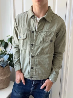 Pull and bear overshirt  - Pull and bear overshirt , liten på modellen som ni ser. Inga defekter! Modellen i bilderna är 180 cm 75 kg och bär Storlek S , Kom med frågor! 🌟 (Kan gå ned i pris vid köp av paket 😉) 