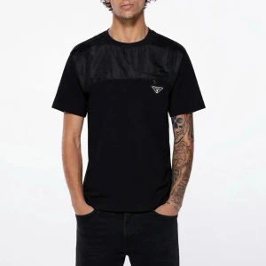 Prada T-Shirt Svart Herr XL - Högkvalitativ replika Storlek: XL Pris: 949 kr Leverans: Skickas inom 24 timmar Lager: Begränsat antal
