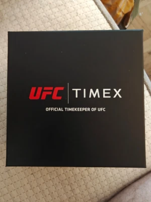 Timex UFC edition    - Snygg och limiterad UFC x Timex klocka i originalbox. Boxen är svart och röd med tydliga UFC-loggor och Timex branding. Perfekt för dig som gillar sportiga accessoarer och vill ha något unikt på handleden. Manual finns med . Klockan är som Casio's G-Shock när de kommer till att tåla stryk . 