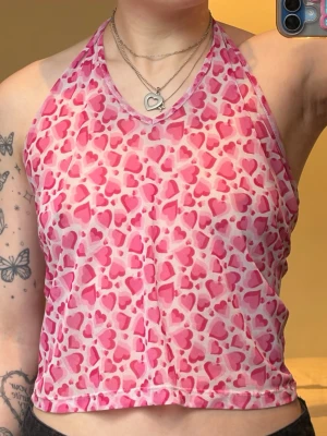 Halterneck top  - Jättegullig Y2k halterneck top som knyts i nacken, därav adjustable size. Köpt secondhand men i toppen skick. 