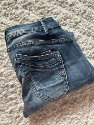Blå jeans med blommönster Buena Vista - Säljer ett par blå jeans från Buena Vista med snyggt blommönster på framsidan. Mått finns på bilderna, Hör av dig vid funderingar 💕
