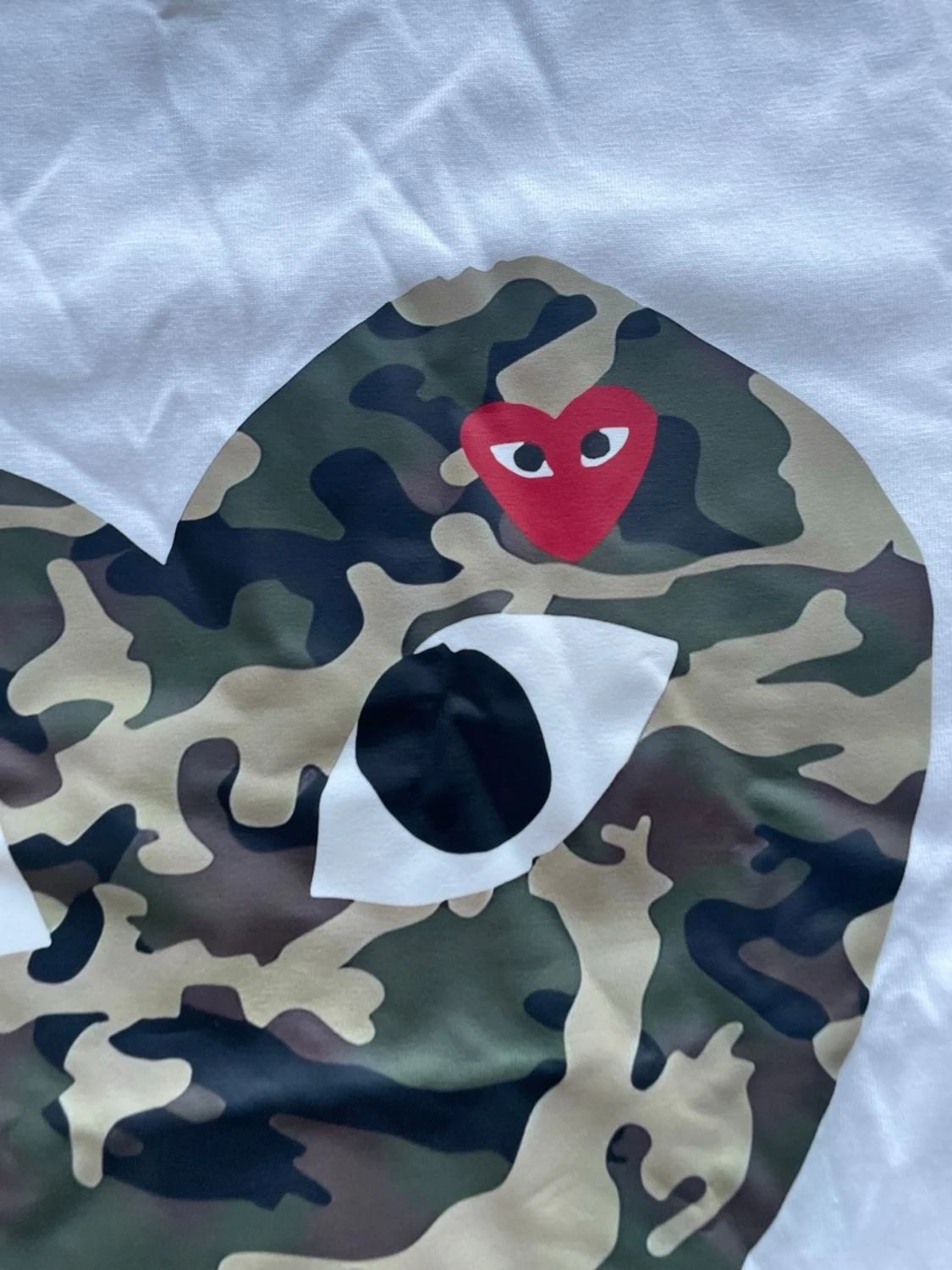 Vit t-shirt med camo hjärta - 2