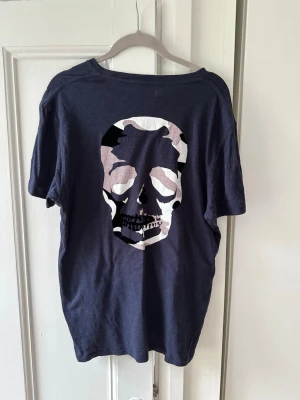 Zadig -  Zadig Tisha i strl M, cond 8/10, all og finns kvar! Kvitto, tags och original påse från butik! // Linus 