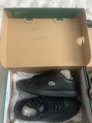 LACOSTE GRADUATE BL 21 1 SUJ BLK - Fick de som present när jag var liten. Tyckte ej dem var snygga och använde aldrig dem