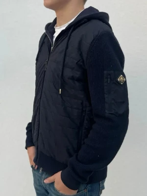 J.Lindeberg Cardigan Jacka - Tjena!  Säljer nu denna J Lindeberg cardigan jackan.  Skicket är bra, något nopprig men inget man tänker på.  Modellen på bild är 180cm, passar bra Hör av er vid frågor Mvh Hugo