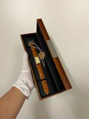 Svensk märke. helt ny! Först till kvarn  - COSMOS “d’Essor” – Elegant rektangulär klocka i premiumklass ✨ Svenskt märke🇸🇪 Tillverkad i rostfritt 316L-stål, reptåligt safirglas och ett stilrent armband i äkta läder – en tidlös accessoar för både vardag och fest.  🪙 Vinted-pris: 599 kr (ord. 2 999 kr) 📦 Ny & oanvänd 🚛💨 Snabb leverans  🔷 Specifikationer: 📏 Boett: 22 × 40 mm – slim & elegant ⚙️ Urverk: Miyota Japan 2025 – pålitligt & exakt 🛡️ Material: 316L rostfritt stål, borstad & polerad finish 💎 Glas: Safir – exklusivt & reptåligt 🧵 Armb