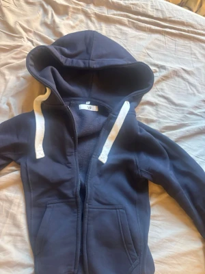 Mörkblått russemerch set - Ett nästan helt oanvänt det mjukiskläder från russemerch i en så fin mörkblå färg och skönt material❤️ tröjan: xxs. byxorna: xs. original pris 1248 kr