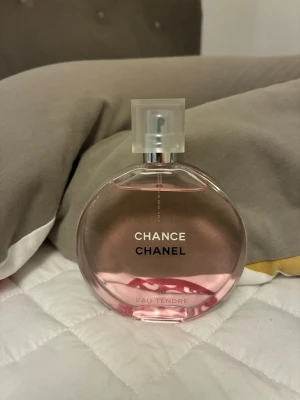 Chanel Chance Eau Tendre parfym - Chanel Chance Eau Tendre är en elegant parfym som doftar helt gudomligt. Perfekt för dig som gillar fräscha och blommiga dofter. Storlek 100ml