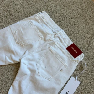 Limited Edition Dondup Jeans - Säljer nu dessa riktigt feta och unika dondup jeansen i nyskick utan tecken på användning! Nypris runt 3500kr men går inte att köpa längre så passa på! Tagen medföljer inte🤝